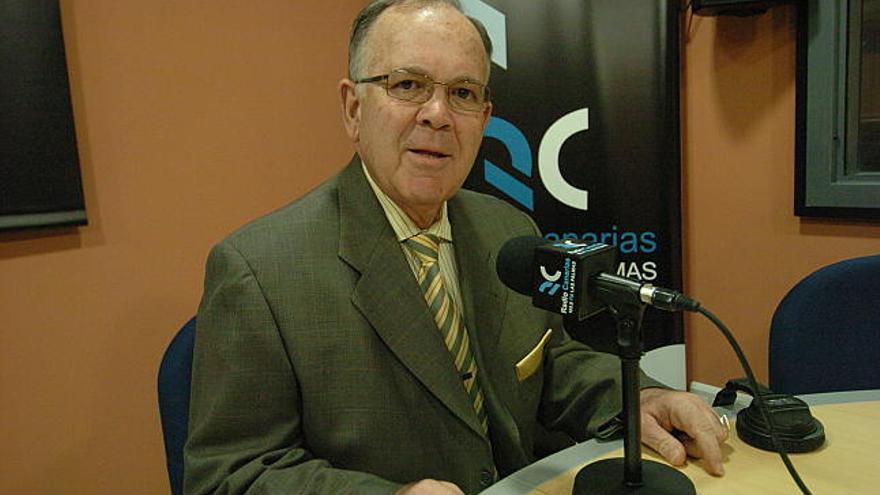 Germán Suárez, en los estudios de Radio Canarias. i JUAN SANTANA