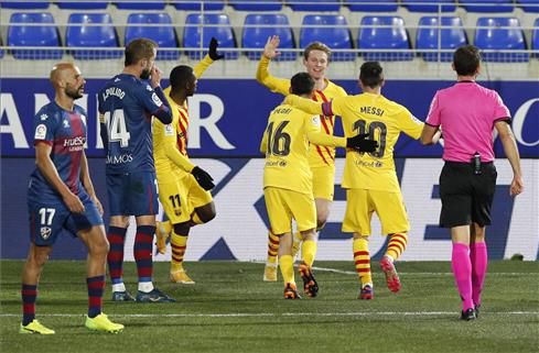 El Barcelona celebra el tanto de De Jong en el Alcoraz