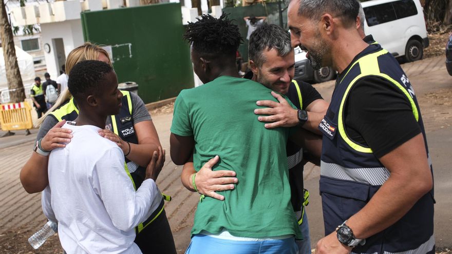 Policías y supervivientes del cayuco naufragado en el Hierro: un reencuentro que pone la piel de gallina