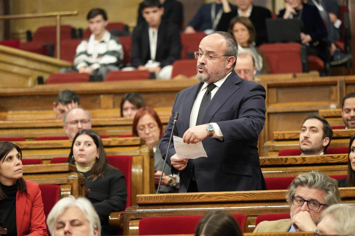 El líder del PP de Catalunya, Alejandro Fernández, este viernes en el Parlament.