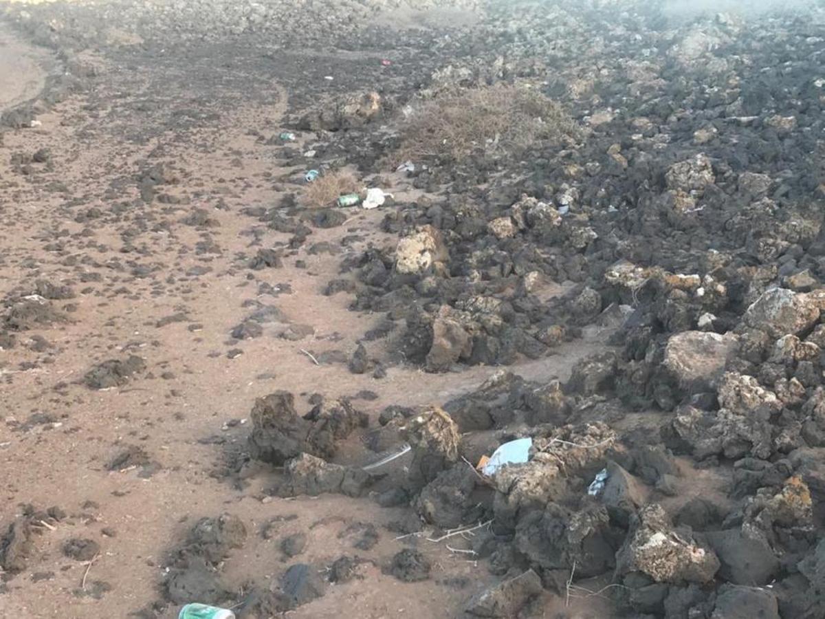 Basura en distintas partes de la Isla de Lobos
