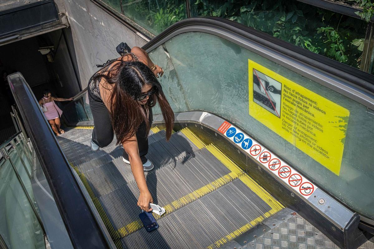 La escalera mecánica de la Sagrada Família es un incesante desfile de posados temerarios y 'selfies' prohibidas La escalera mecánica de la Sagrada Família es un incesante desfile de posados temerarios y 'selfies' prohibidas