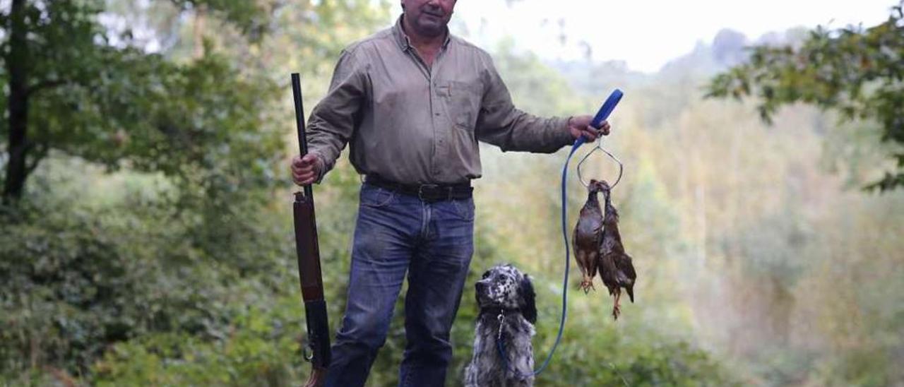 Un cazador de la zona del Deza con su perro y sus presas.