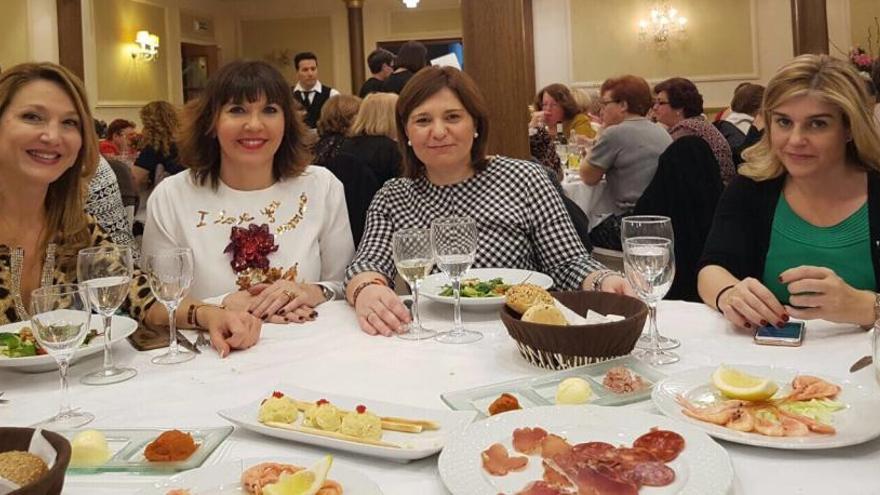 La presidenta del PP, Mercedes Alonso, junto a Isabel Bonig y Eva Ortiz, a la derecha