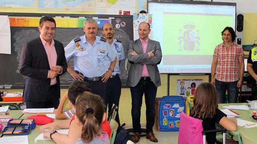 Un momento de la visita del coronel de Alcantarilla y el alcalde a uno de los colegios.