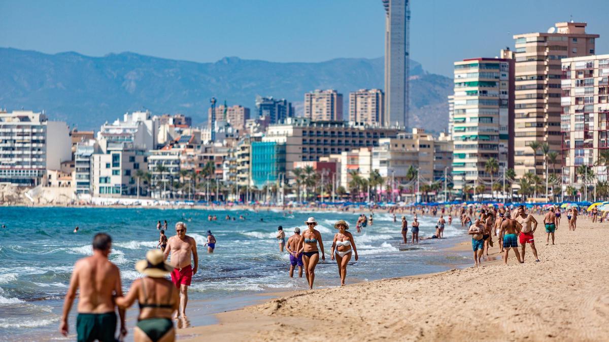 Bañistas en la playa de Levante de Benidorm, en una imagen tomada hoy al mediodía.