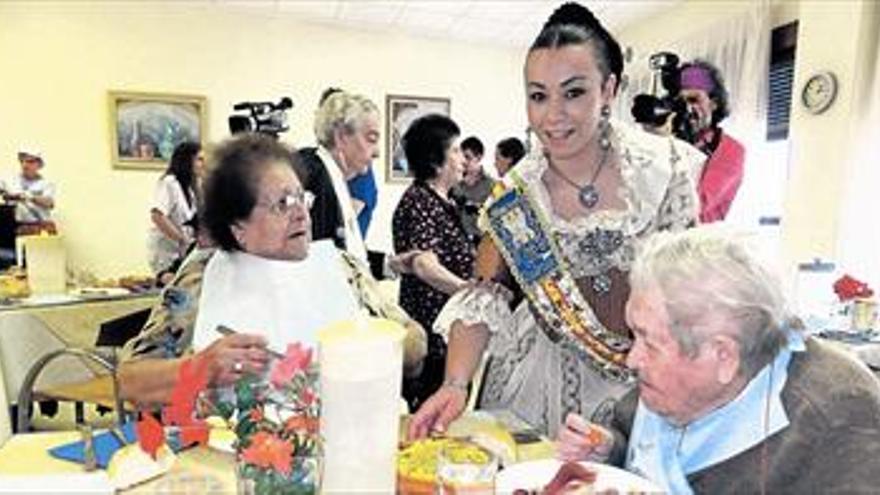 La reina y su corte agasajan a los vecinos mayores