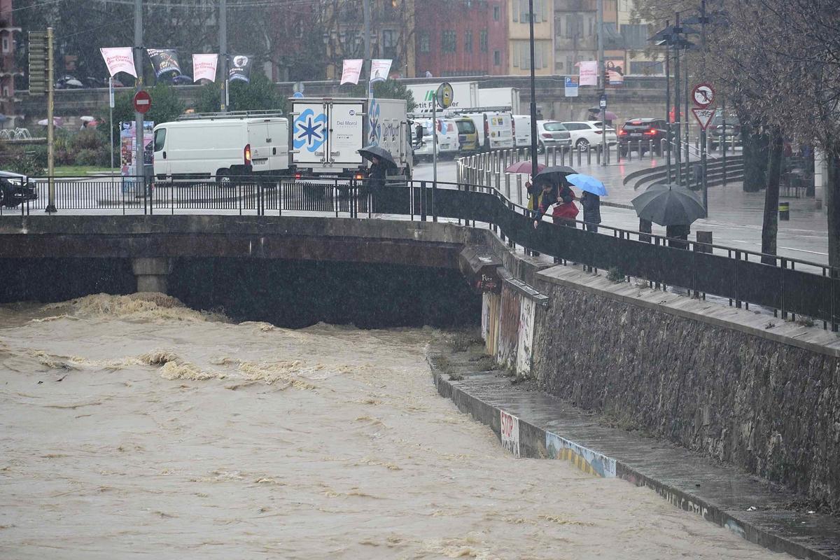 Les imatges de l'Onyar i el Ter plens d'aigua