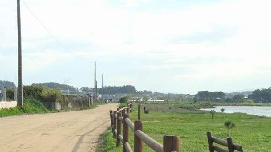 Tramo de la senda fluvial que bordea el Umia en Castrelo.  // Faro