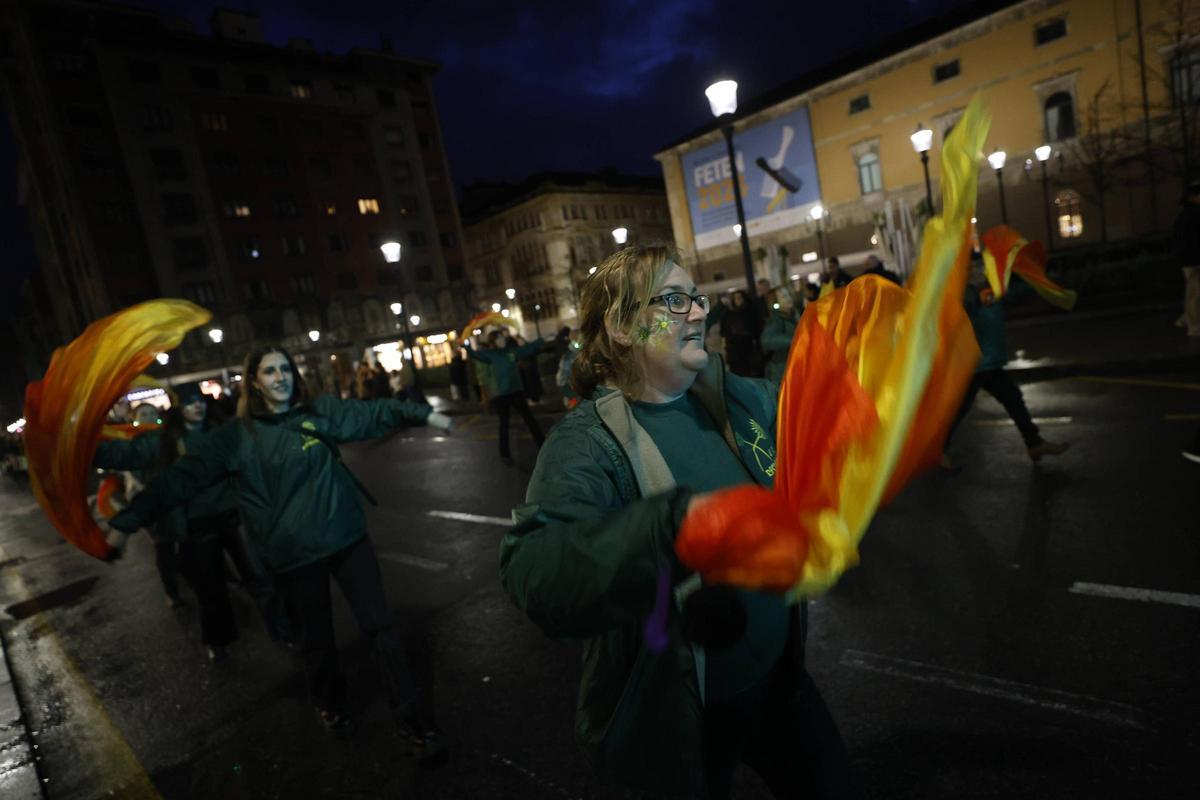 El pasacalles para abrir el Carnaval de Gijón, en imágenes