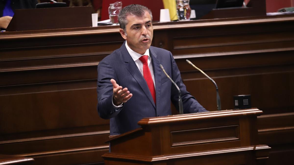 Archivo - El vicepresidente y consejero de Economía, Industria, Comercio y Autónomos del Gobierno de Canarias, Manuel Domínguez