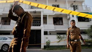 La policía de Sri Lanka en operativos para dar con los responsables del atentado terrorista.