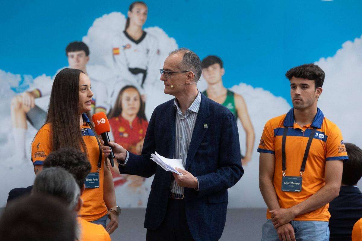 La piragüista Bárbara Pardo y el triatleta David Cantero, junto al presentador del acto, Carles Baixauli, director de comunicación de Proyecto FER.
