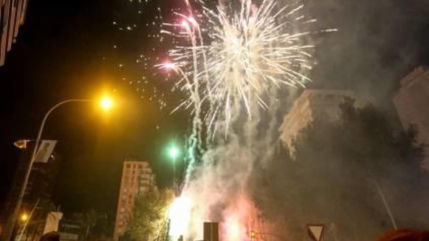 La mascletà disparada ayer a las 00.00 horas congregó a un gran número de público pese al frío.