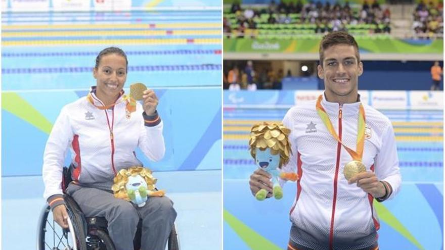 Teresa Perales e Israel Oliver posan con las medallas.