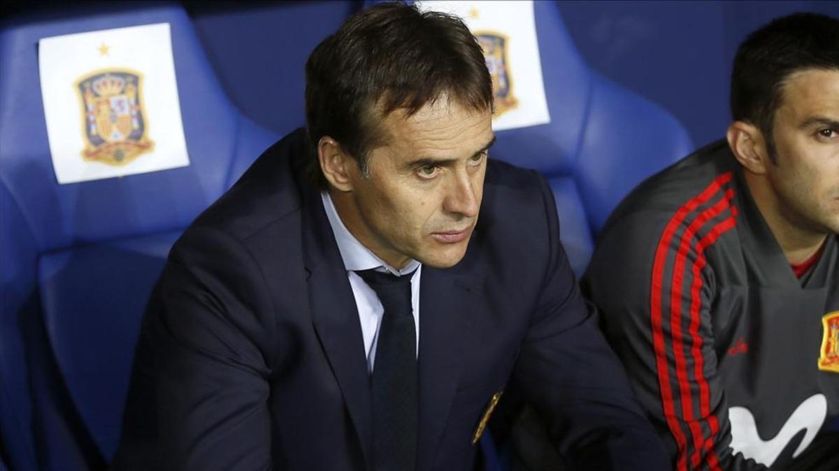 Lopetegui, en el banquillo de La Rosaleda en el partido ante Costa Rica