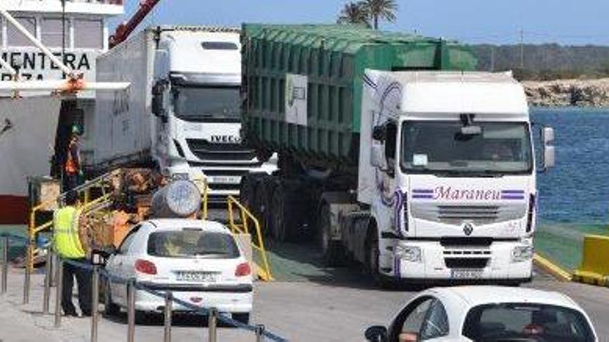 Camiones de mercancías desembarcando en el puerto de la Savina.