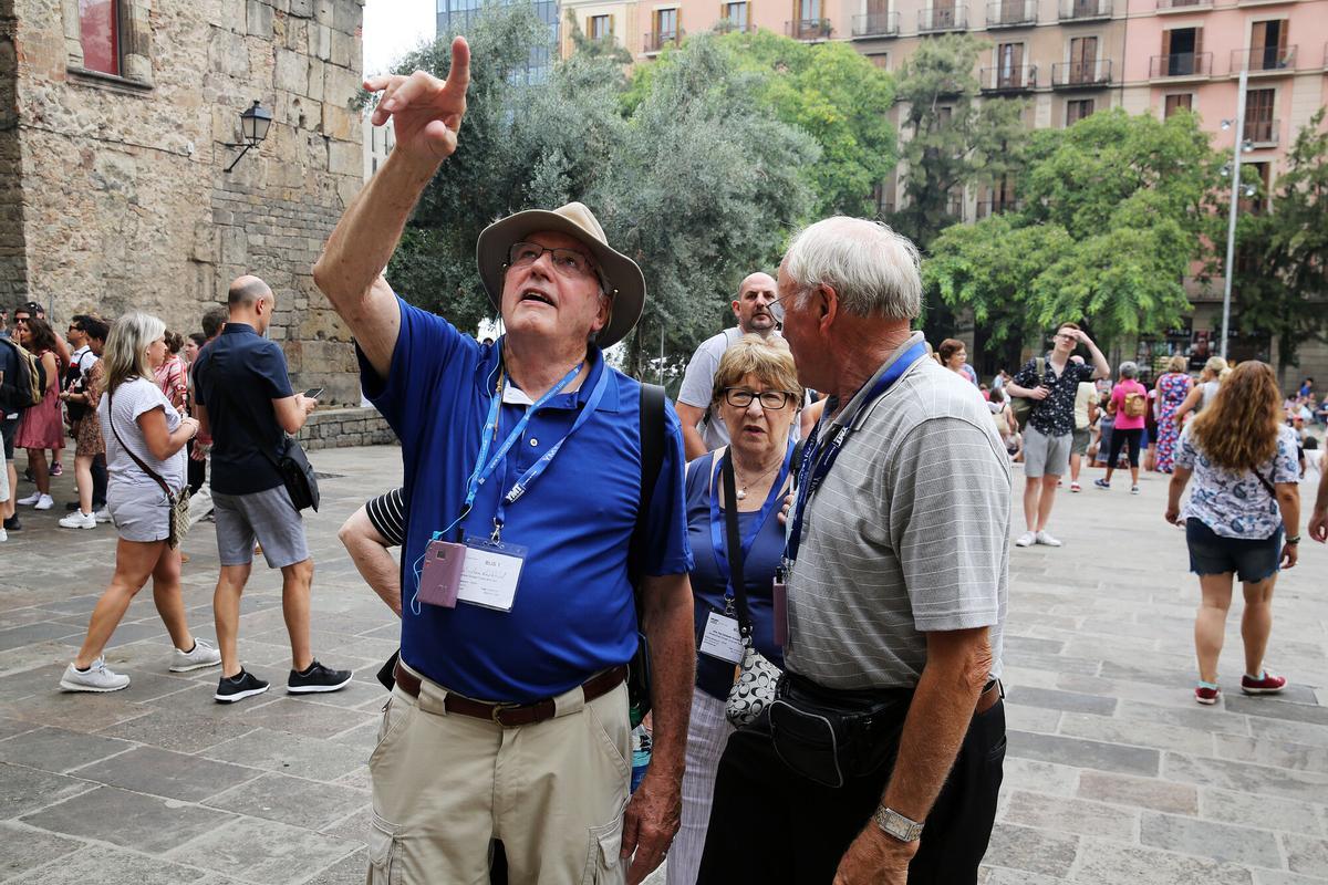 Imagen de archivo de 2019 que muestra turistas mayores cerca de la Catedral de Barcelona.