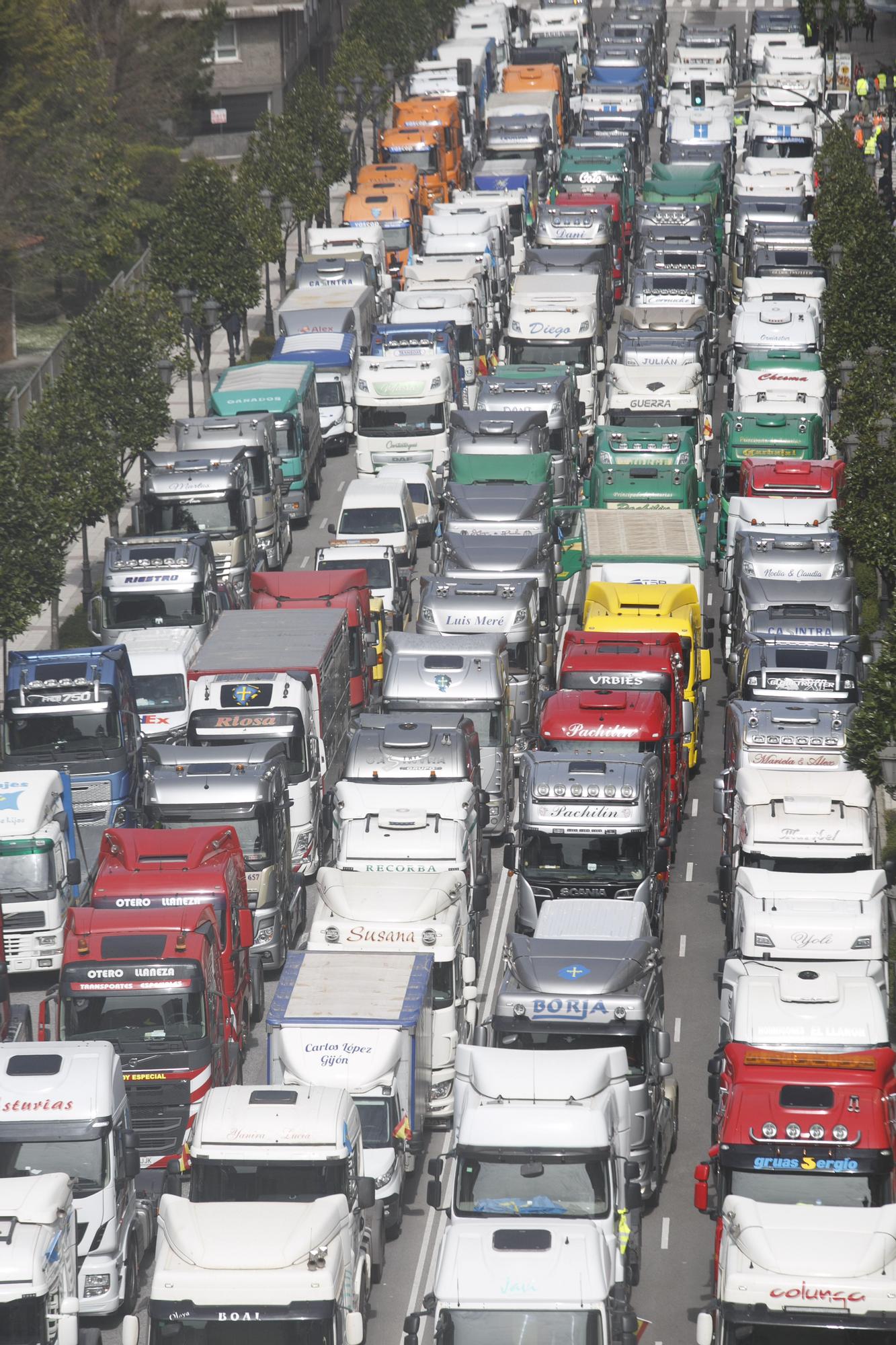 EN IMÁGENES: Los transportistas inundan las calles de Oviedo de camiones para visibilizar su protesta