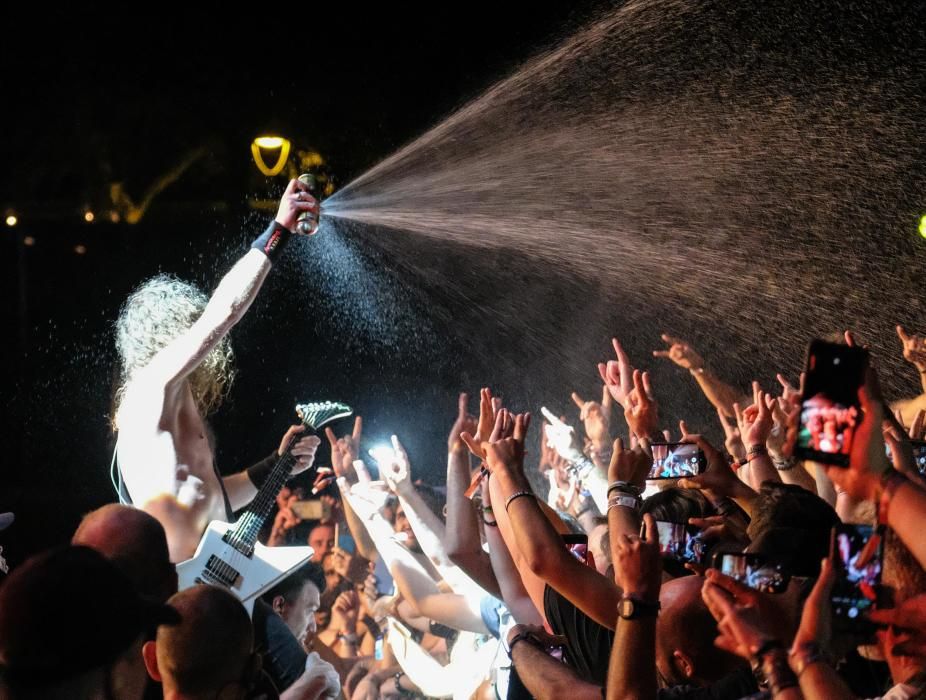 Airbourne, la banda australiana, no defraudó al público de Leyendas del Rock en la tercera jornada del festival.