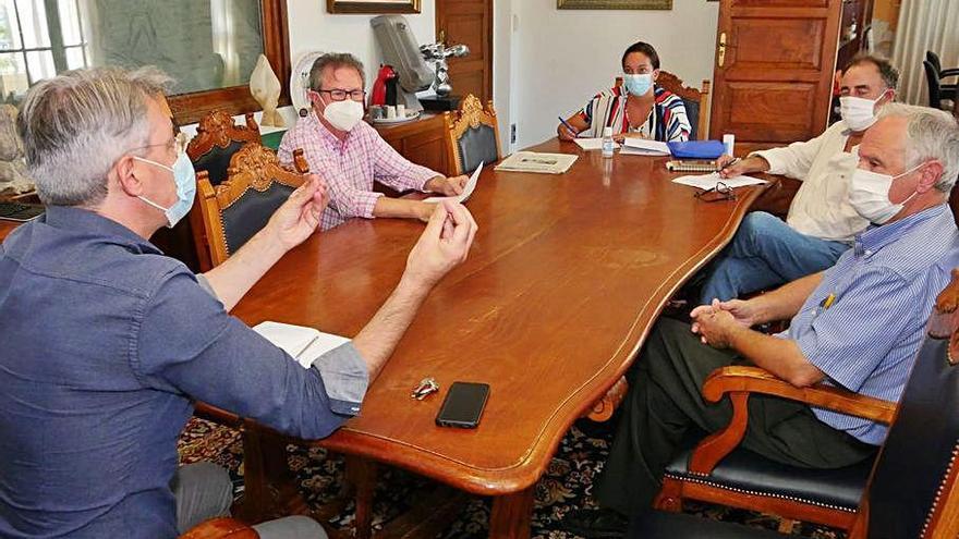 Reunión entre el alcalde y representantes de Emgrobes, el pasado verano.