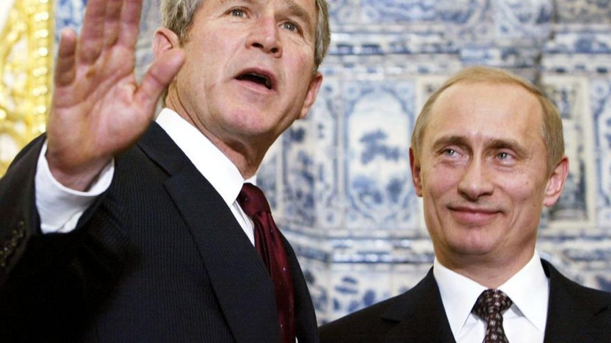 El presidente de Estados Unidos, George W. Bush habla con su homólogo ruso Vladimir Putin el 22 de noviembre de 2022. Bush aseguró entonces a un excéptico Putin que la expansión de la OTAN hacia el este no suponía ningún riesgo para Moscú.
