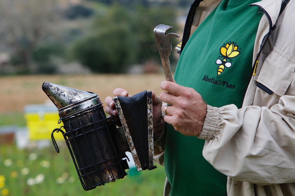 Jaume bereitet den Smoker vor.