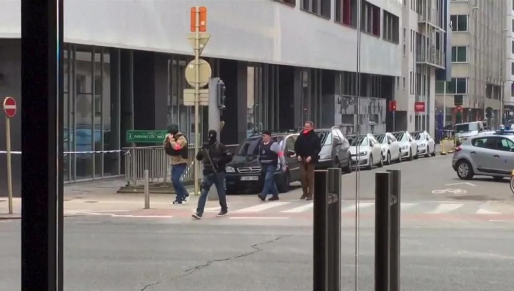 Policias vigilan los alrededores de la estación de Maelbeek.