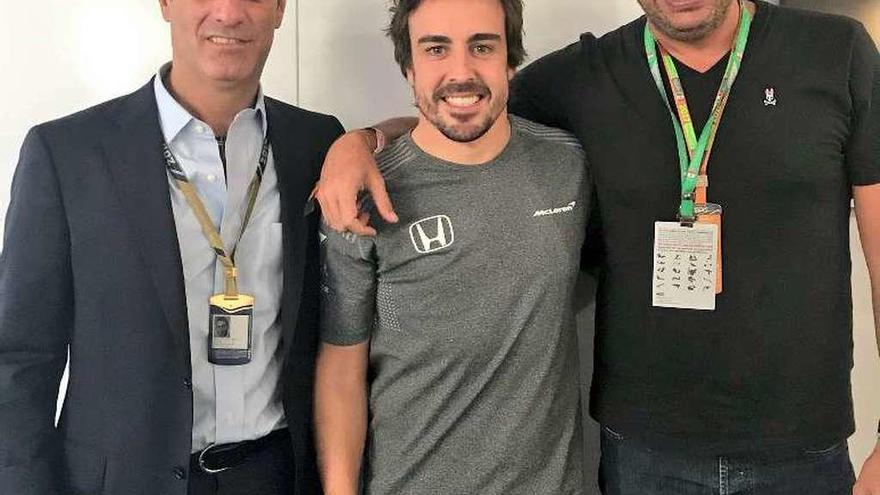 Arturo Elías y Carlos Slim Domit, con Fernando Alonso en el Gran Premio de México