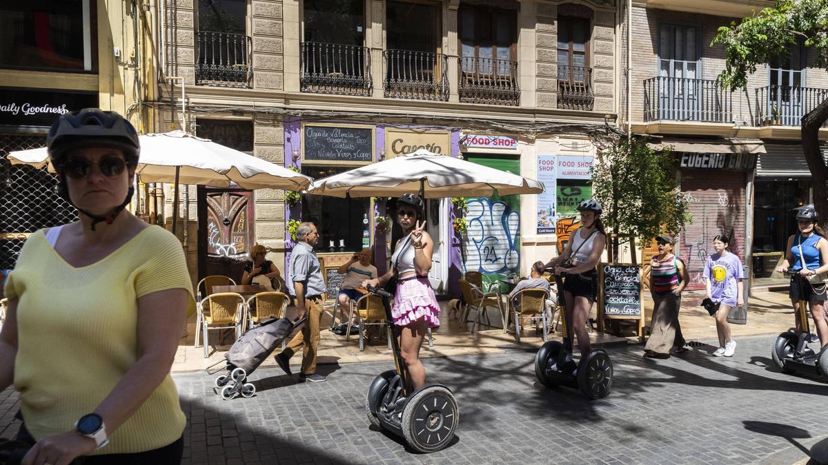 Turistas en el centro de la capital del Túria.
