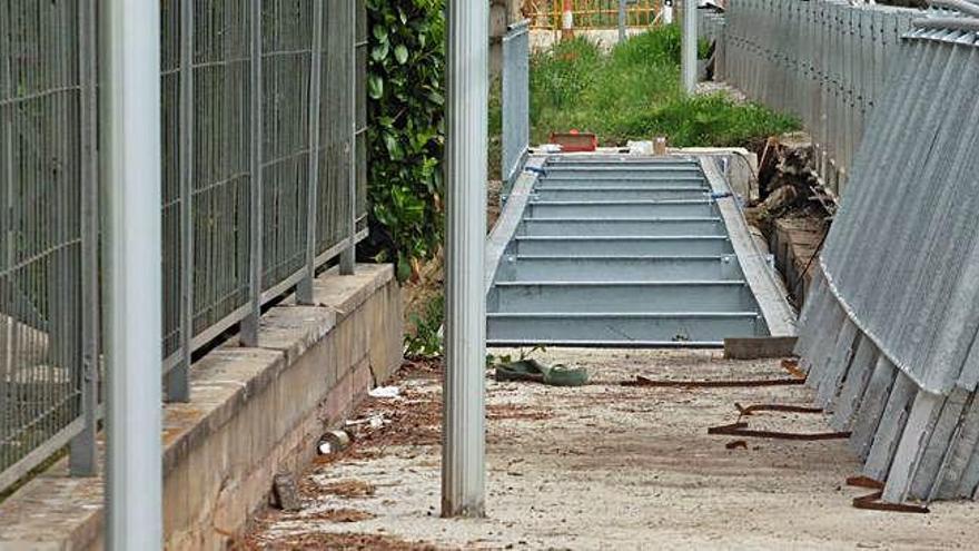 L&#039;estructura del pas de vianants del costat del pont ja és ben visible.