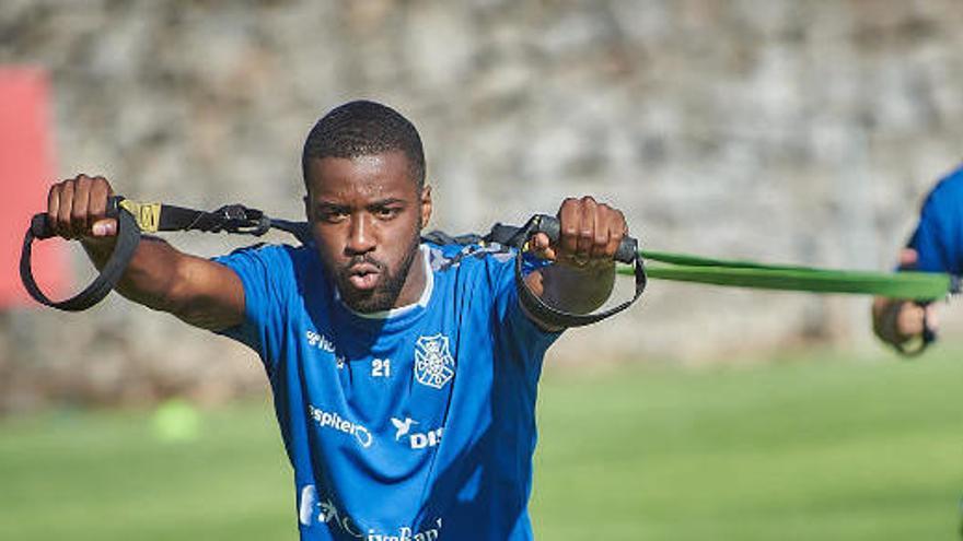 Shaq Moore, uno de los titulares habituales del Tenerife 2020/21, ejercitándose en El Mundialito.