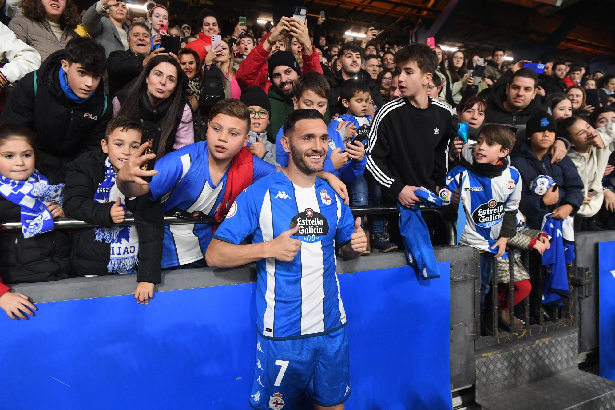 Riazor aclama a Lucas Pérez en su presentación