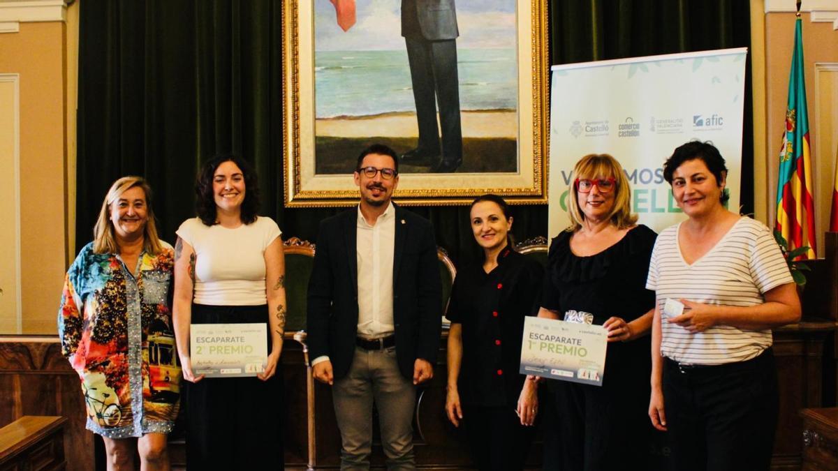 Las ganadoras del concurso de escaparates, con el concejal Alberto Vidal.