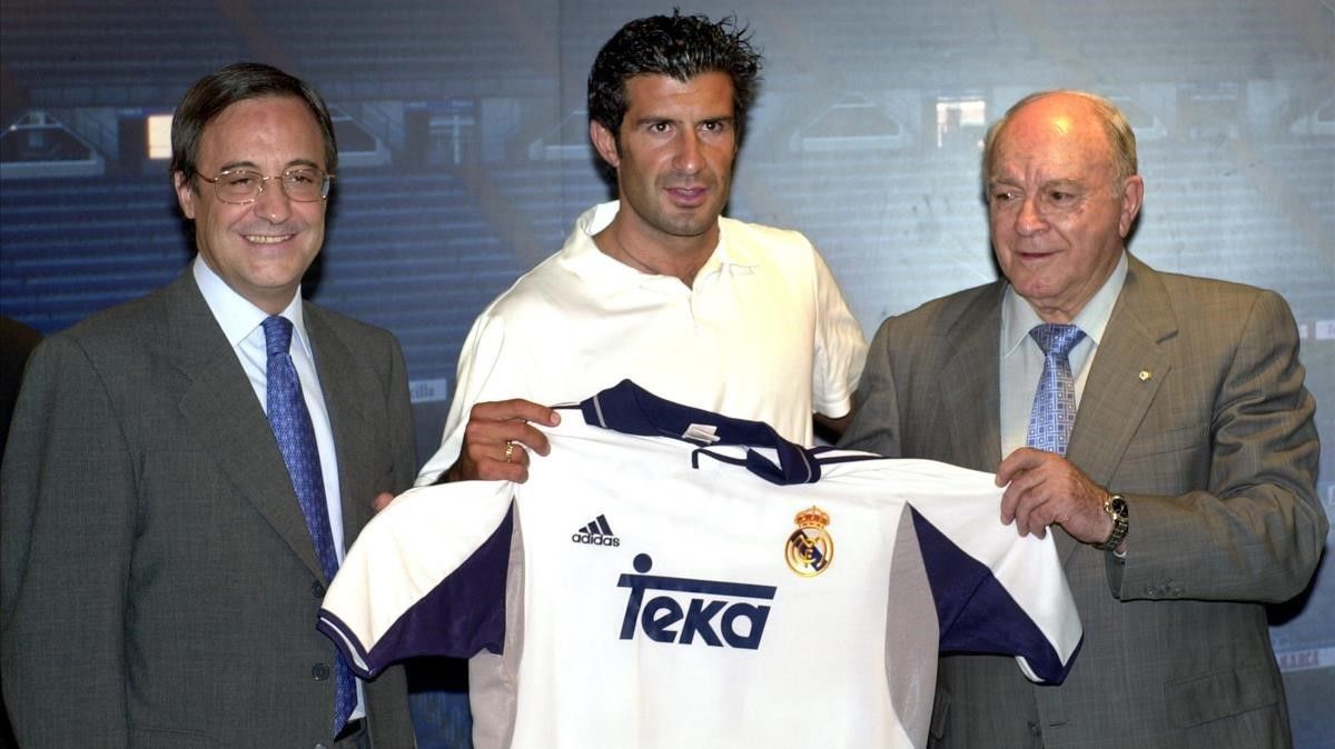 Figo, presentado en el Madrid en 2000, junto a Florentino Pérez y Alfredo Di Stéfano.