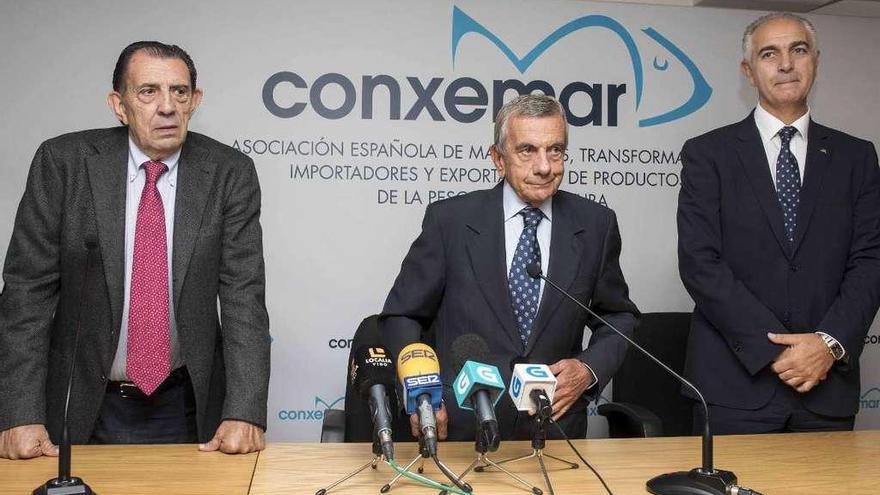 Desde la izq., Constante Freire (secretario), José Luis Freire (presidente de Conxemar) y Lino Comesaña, director de Negocio Institucional de Galicia en Abanca, ayer durante la presentación de la feria. // C. Graña