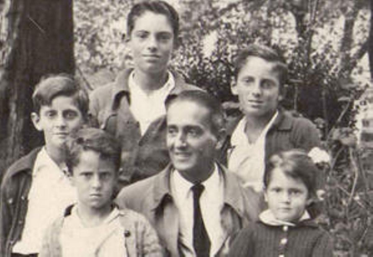 Alfredo Lagos en 1939 con su padre y hermanos. Él es el detrás a la derecha.