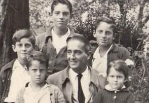 En 1939 con su padre y hermanos. Él es el detrás a la derecha.