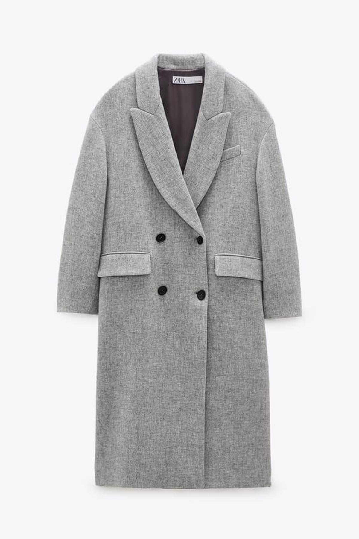 Abrigo oversize gris con cierre frontal cruzado con botones, de Zara (49,99 euros)