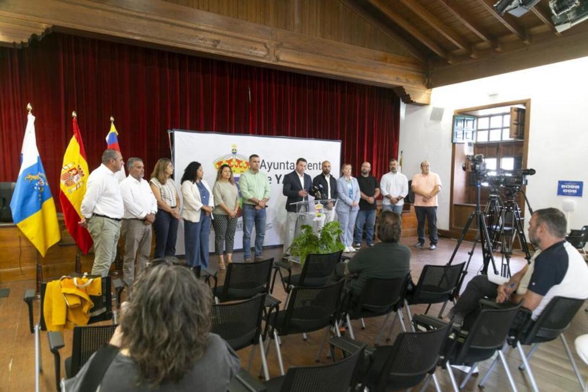El grupo de gobierno de Yaiza, este martes, en rueda de prensa