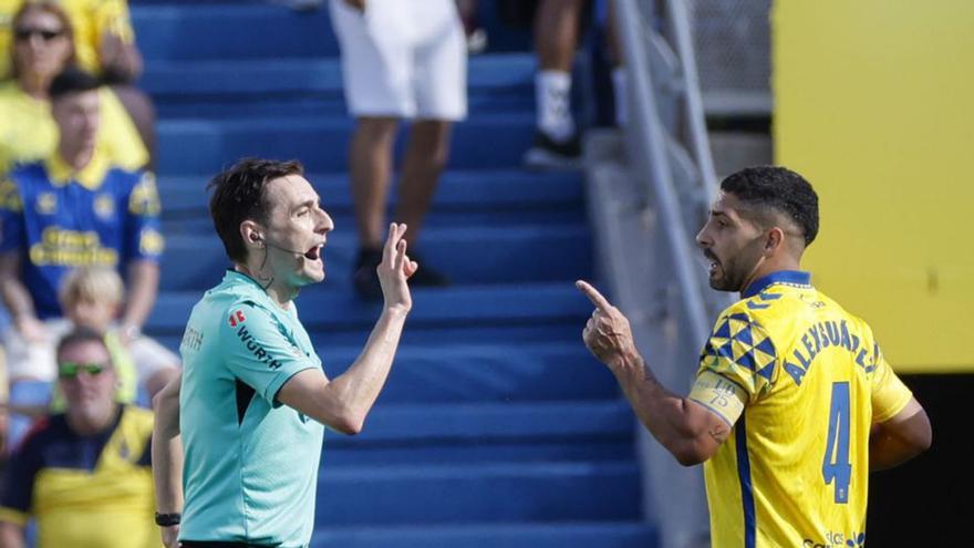 El árbitro no fue al VAR a revisar la mano de Diego López. | EFE