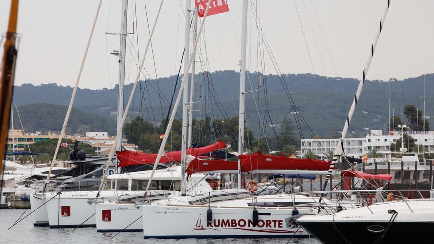 Barcos de chárter amarrados al puerto de Sant Antoni. | J.A.RIERA