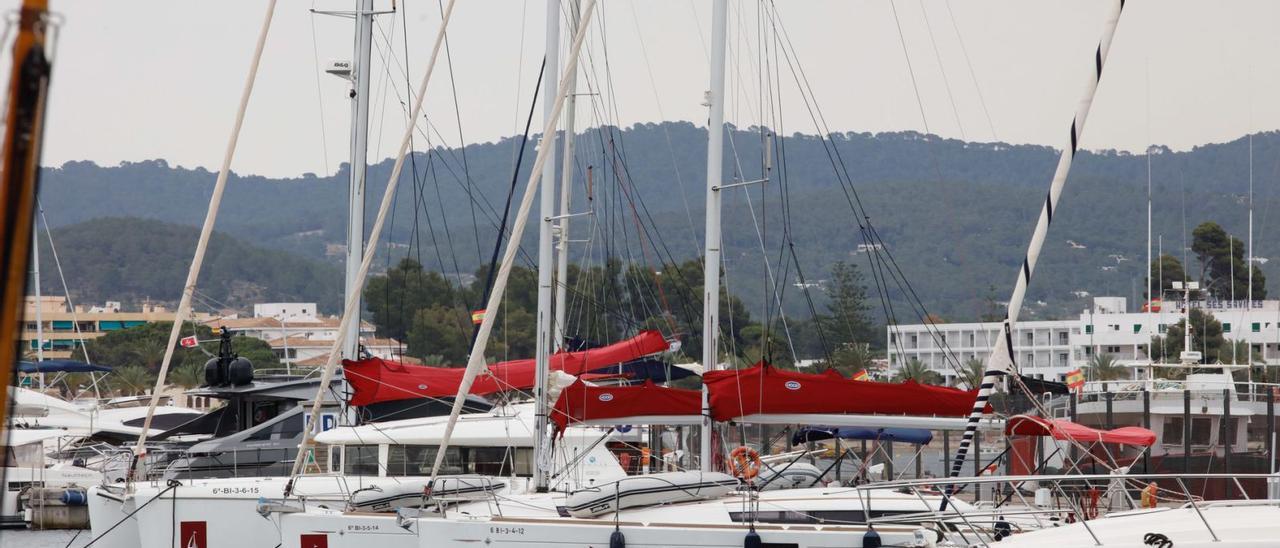 Barcos de chárter amarrados al puerto de Sant Antoni. | J.A.RIERA