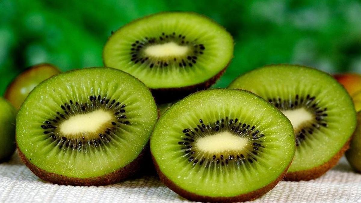 Un cardiólogo afirma que "incluir el kiwi en tu rutina nocturna puede ser el impulso natural que tu descanso necesita"