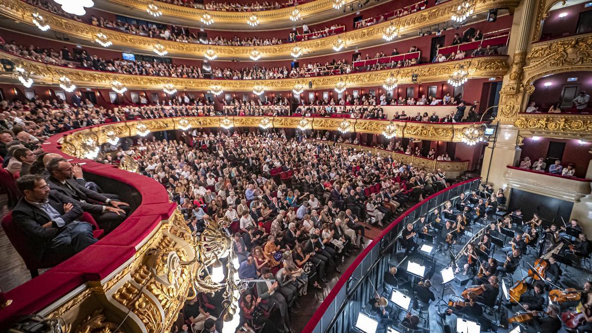 El Liceu alza el telón. El Gran Teatre del Liceu, lleno, en el estreno del curso, el 27 de septiembre del 2023