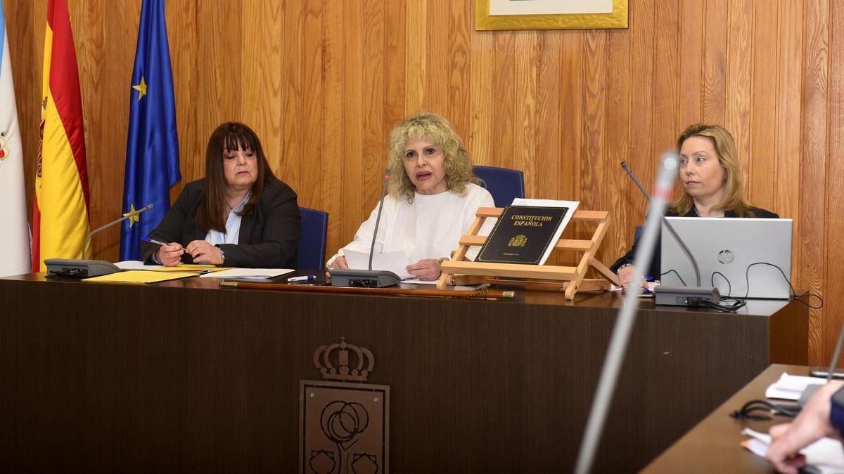 Diana Piñeiro preside el pleno tras ser investida alcaldesa.