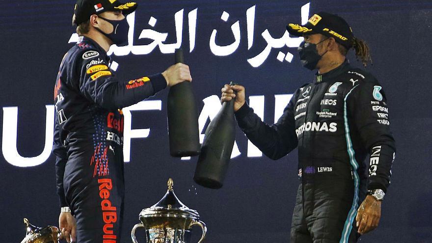 Hamilton es el primer líder del Mundial y Alonso se retira por un fallo en los frenos