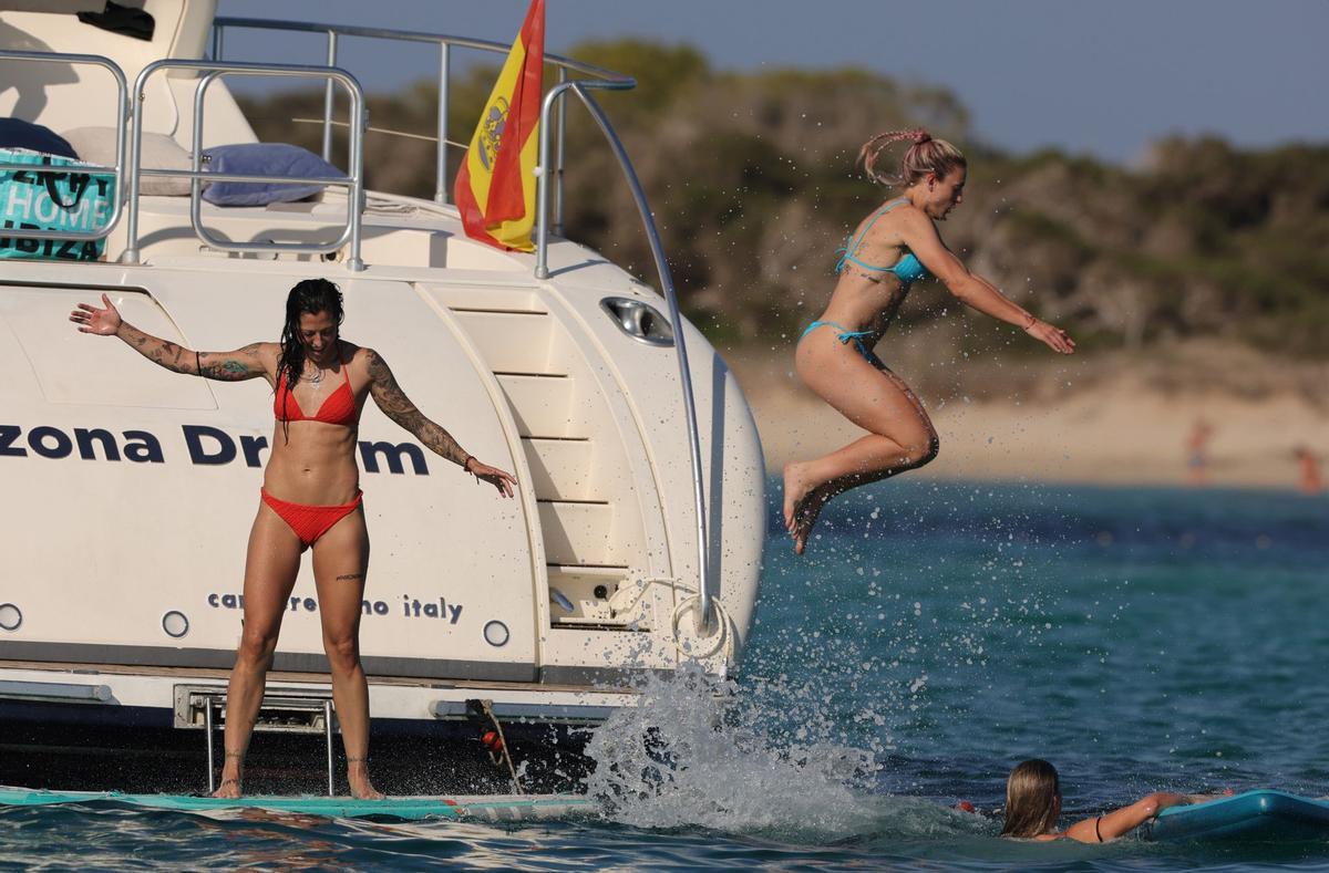 Agua y sol para la celebración de las campeonas del mundo de fútbol en Ibiza