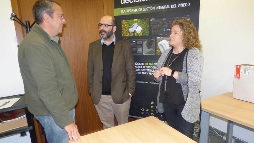 Juan Manuel Redondo, Miguel Fuentes y Cristina Monteserín, ayer, en Cangas del Narcea.