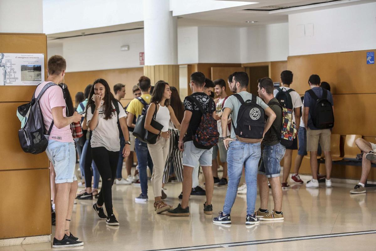 Estudiantes en un pasillo de la UA.
